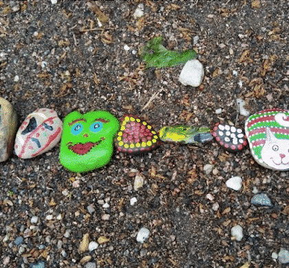 Land Art zu gestalten ist ein super Mikroabenteuer und kann ganz verschieden aussehen. Hier ein Hase aus Laub und Tannenzapfen, dort ein Bild am Strand aus Muscheln und Steinen, verziert mit Strandholz oder ein Mandala aus Gräsern und Blüten. Land-Art verwendet Naturmaterialien (Blätter, Äste, Steine u. a.), die gesammelt und angeordnet werden um ein kleines Kunstwerk in der Natur zu erschaffen.