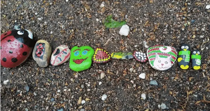 Land-Art als Mikroabenteuer - Kunst mit der Natur 6 Land Art zu gestalten ist ein super Mikroabenteuer und kann ganz verschieden aussehen. Hier ein Hase aus Laub und Tannenzapfen, dort ein Bild am Strand aus Muscheln und Steinen, verziert mit Strandholz oder ein Mandala aus Gräsern und Blüten. Land-Art verwendet Naturmaterialien (Blätter, Äste, Steine u. a.), die gesammelt und angeordnet werden um ein kleines Kunstwerk in der Natur zu erschaffen.