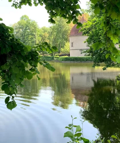 Blick über den Schlossteich im Hermsdorfer Park