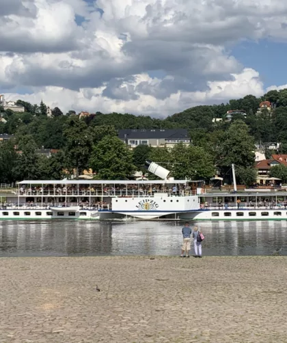 Raddampfer am Blauen Wunder auf dem Weg nach Pillnitz