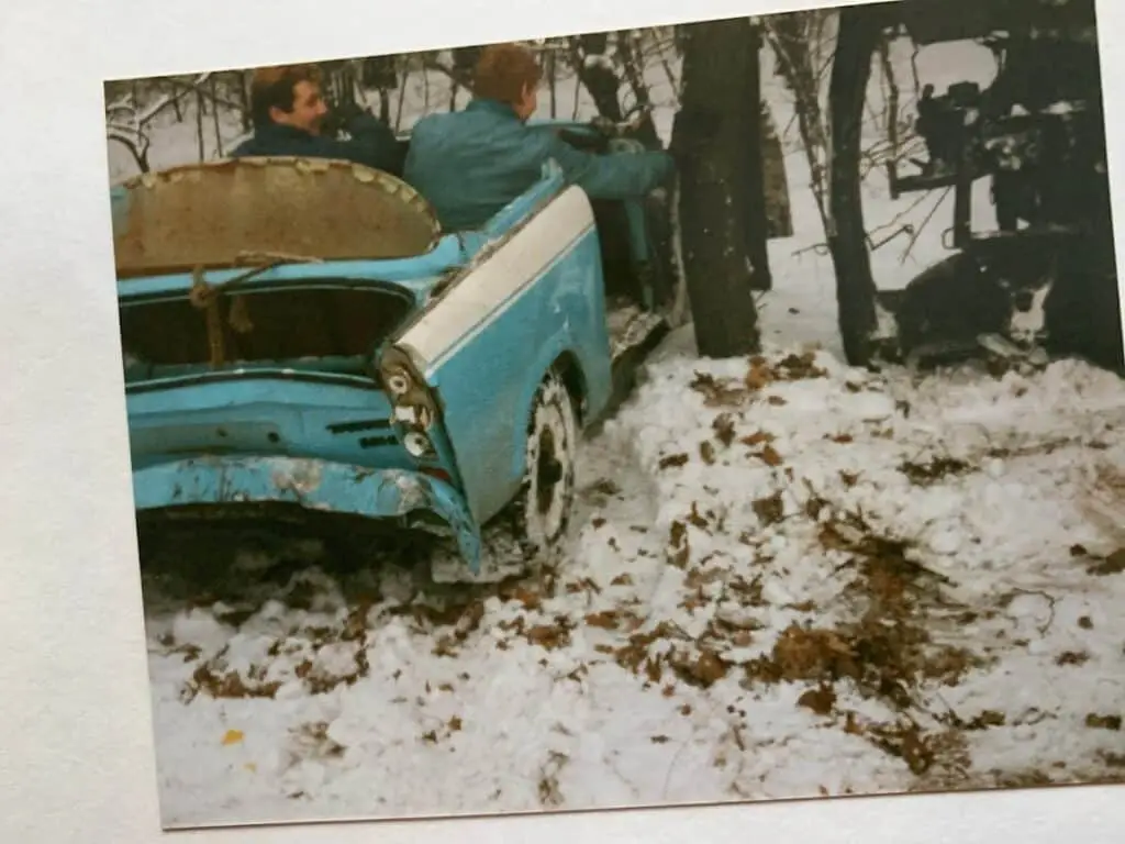 Meine große Trabi Tour 10 Heute ist Auto fahren das normalste von der Welt, aber eine Fahrt mit dem Trabi so was besonderes, wie die Fahrt mit einem Ferrari. Zum Glück kann man eine solche Fahrt auch ohne eigenen Trabi machen und sich einen Trabant für ein paar Stunden Mieten. So zum Beispiel bei Jochen Schweizer eine Trabi-Tour durch die Sächsische Schweiz. Man kann hier die Trabi-Tour direkt buchen oder einen Gutschein kaufen, den man dann auch verschenken kann. Wer also das Abenteuer Trabant fahren erleben will, sollte hier direkt buchen. Spaß ist garantiert!