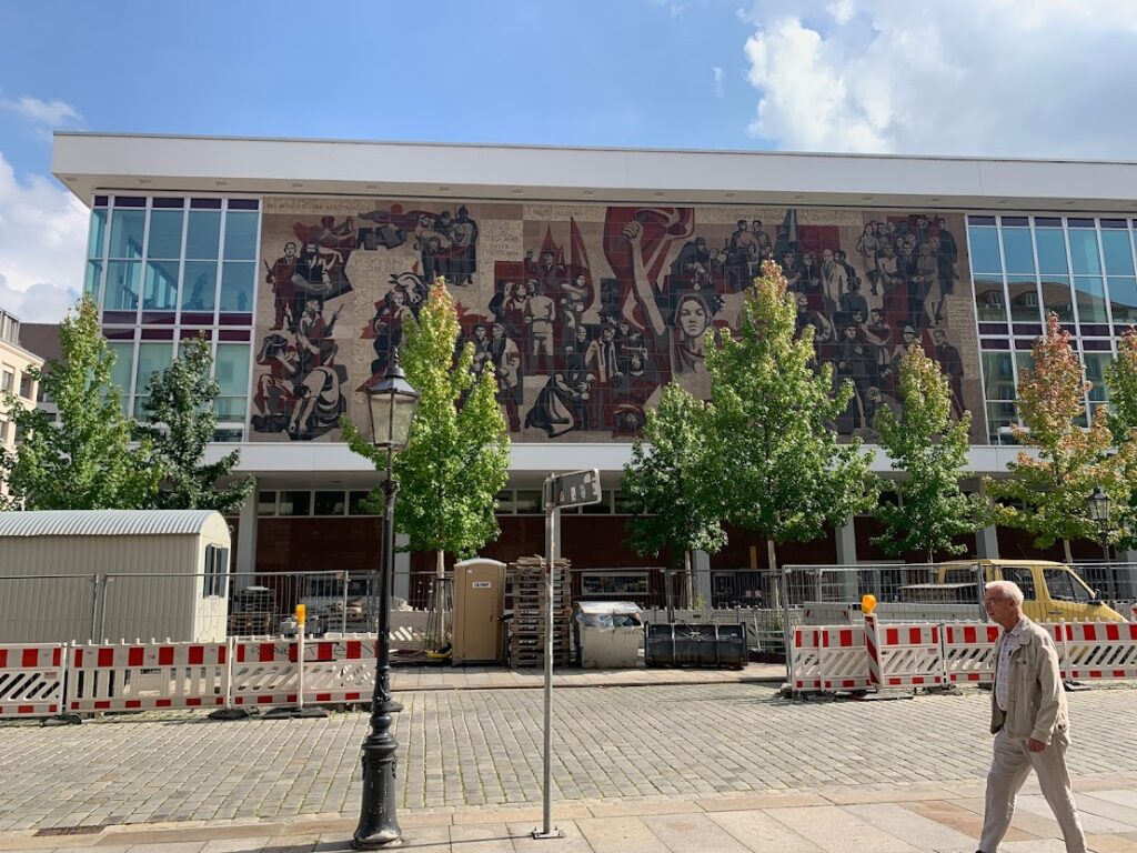 Wandbild "Der Weg der Roten Fahne" an der Westseite der Kulturpalast, Dresden, Sachsen, Deutschland