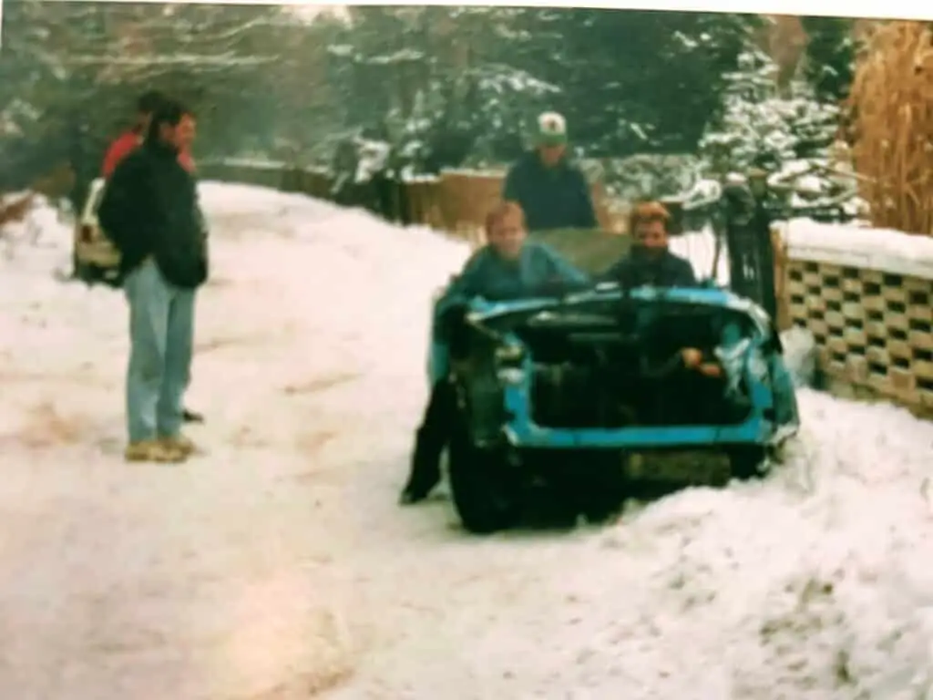Meine große Trabi Tour 6 Heute ist Auto fahren das normalste von der Welt, aber eine Fahrt mit dem Trabi so was besonderes, wie die Fahrt mit einem Ferrari. Zum Glück kann man eine solche Fahrt auch ohne eigenen Trabi machen und sich einen Trabant für ein paar Stunden Mieten. So zum Beispiel bei Jochen Schweizer eine Trabi-Tour durch die Sächsische Schweiz. Man kann hier die Trabi-Tour direkt buchen oder einen Gutschein kaufen, den man dann auch verschenken kann. Wer also das Abenteuer Trabant fahren erleben will, sollte hier direkt buchen. Spaß ist garantiert!
