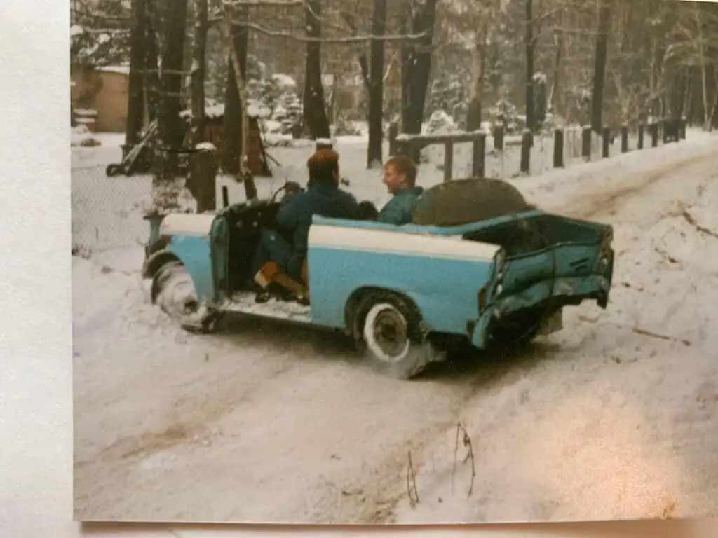 Meine große Trabi Tour 4 Heute ist Auto fahren das normalste von der Welt, aber eine Fahrt mit dem Trabi so was besonderes, wie die Fahrt mit einem Ferrari. Zum Glück kann man eine solche Fahrt auch ohne eigenen Trabi machen und sich einen Trabant für ein paar Stunden Mieten. So zum Beispiel bei Jochen Schweizer eine Trabi-Tour durch die Sächsische Schweiz. Man kann hier die Trabi-Tour direkt buchen oder einen Gutschein kaufen, den man dann auch verschenken kann. Wer also das Abenteuer Trabant fahren erleben will, sollte hier direkt buchen. Spaß ist garantiert!