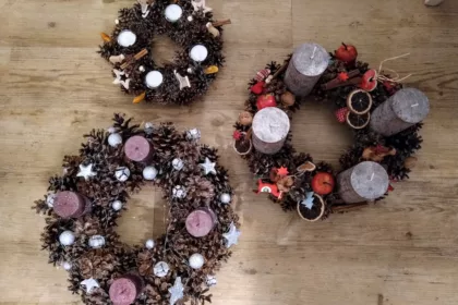 Die Bedeutung der vier Adventskerzen 14 Weihnachten und Advent sind ohne Adventskranz mit den vier Kerzen nicht vorstellbar. Das ist genauso Tradition wie die Weihnachtsmärkte in Dresden. Aber hast du dich schon mal gefragt, was die einzelnen Adventskerzen eigentlich für eine Bedeutung haben und warum wir zur Adventszeit jeden Adventssonntag das Licht einer neuen Kerze entzünden?