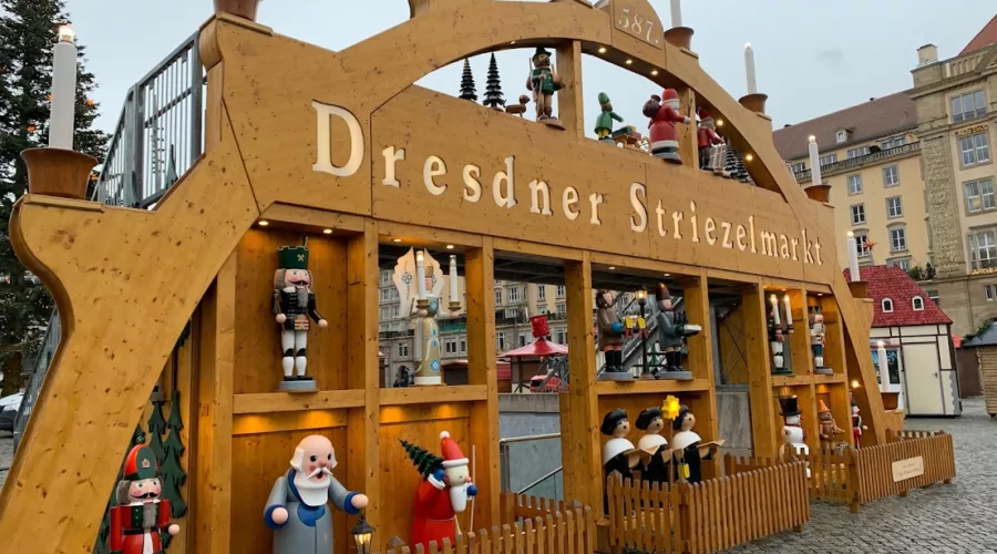 Dresdner-Striezelmarkt-Eingang-Tiefgarage - Dein Besuch auf dem Dresdner Weihnachtsmarkt