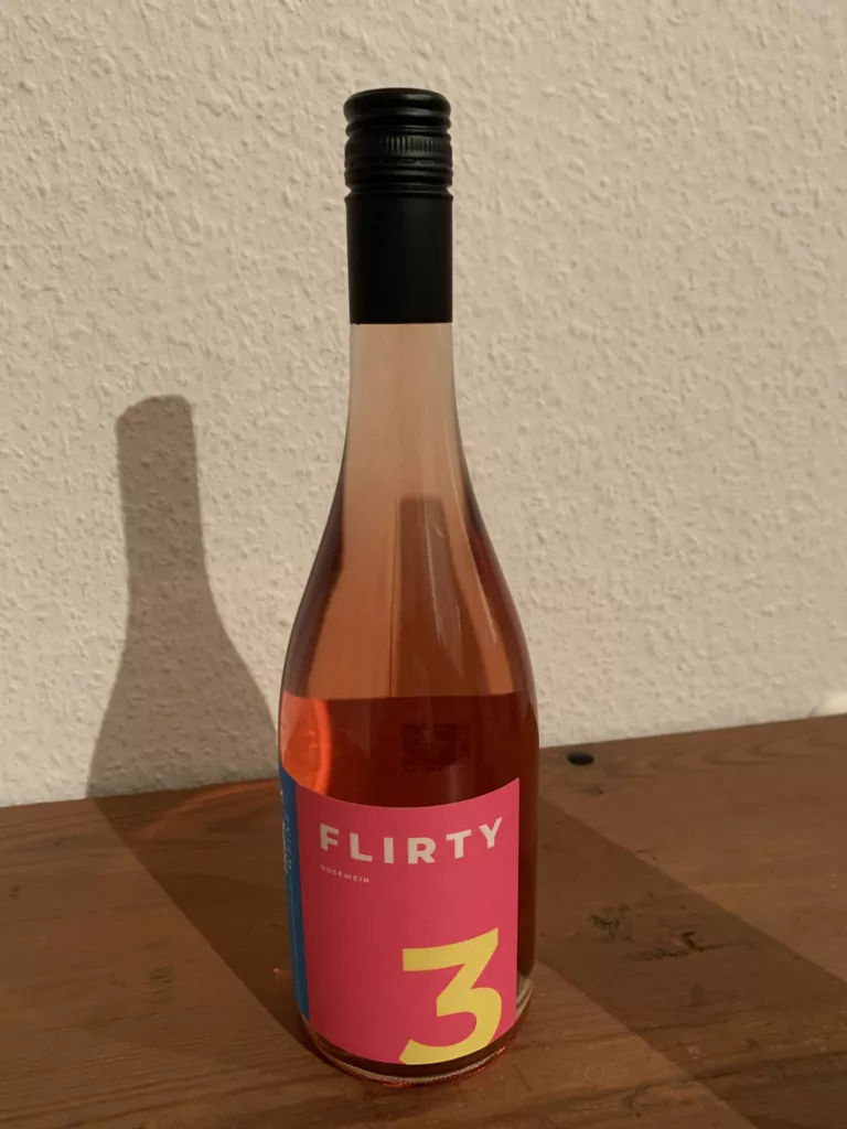 Flirty ist der ultimative Roséwein von den Württemberger Jungwinzern 2022. Prickelnd frisch, leicht wie ein Sommerfest gediegen zu jedem guten Sommerabend!