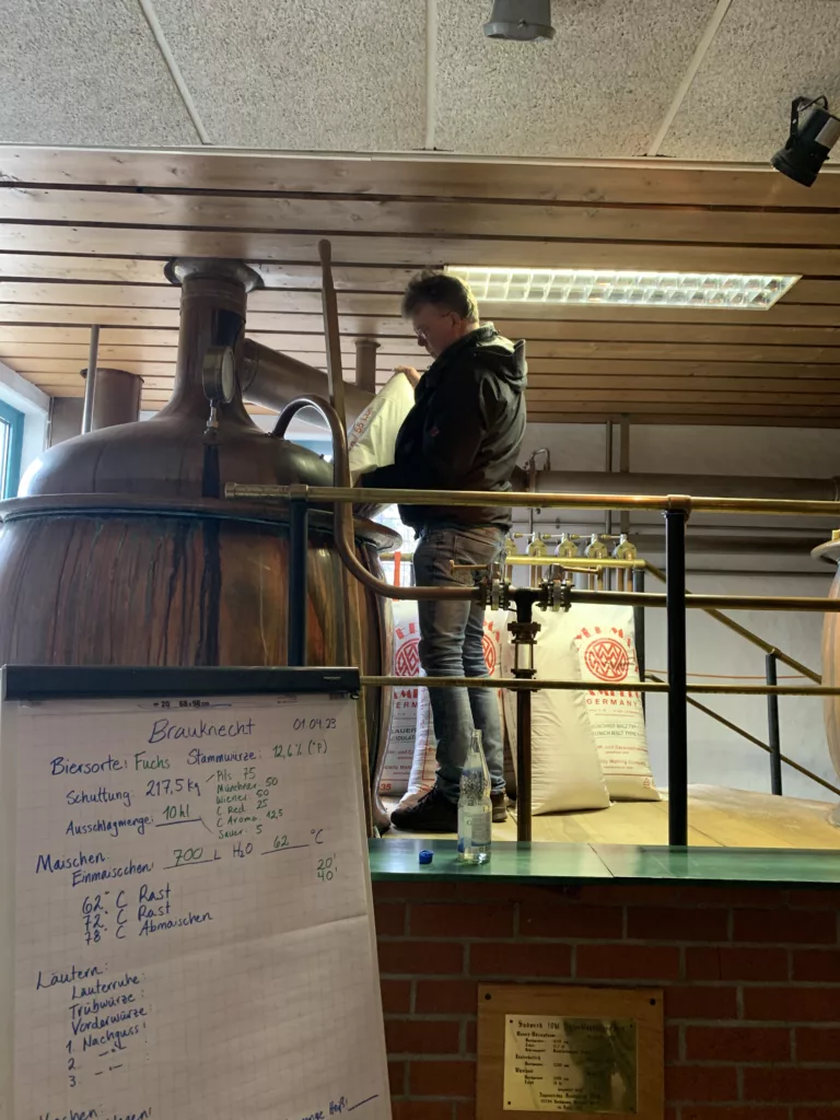 Am 1. April war ich zum Bierbraukurs im Brauhaus Radebeul. Es hat Riesenspaß gemacht, und hier möchte ich ein paar Eindrücke davon wiedergeben.