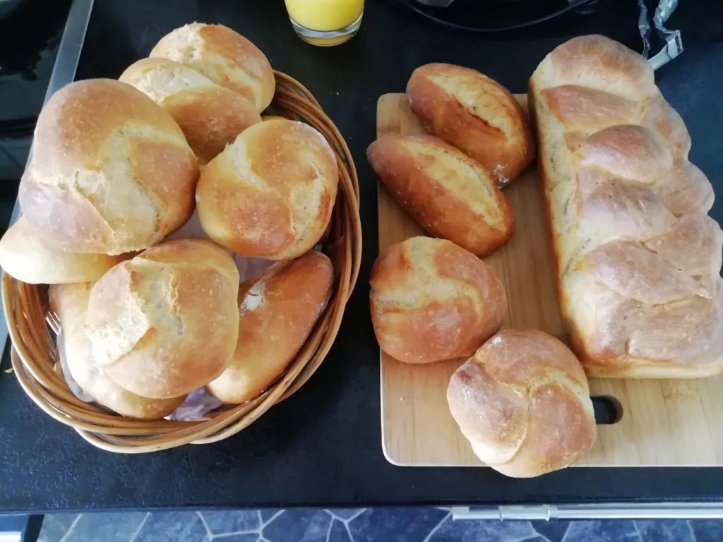 Weissbrot und Brötchen- Auch Du kannst Dein Brot zu Hause backen