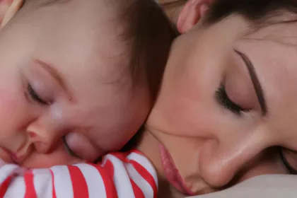 Guter Schlaf und das Glück: Kind und Mutter schlafen entspannt