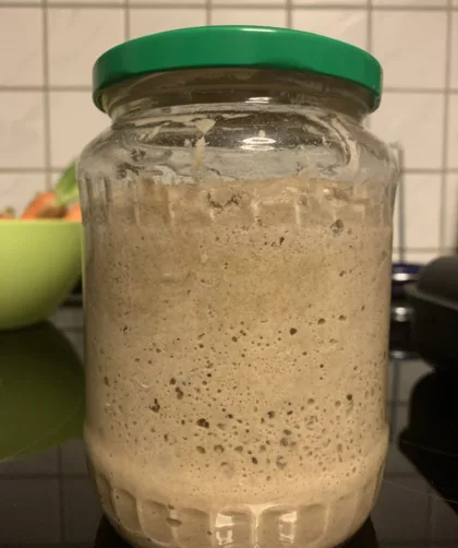 Das Anstellgut ist ein Rest Sauerteig, der nicht mit verbacken, sondern zur späteren Verwendung aufbewahrt wird