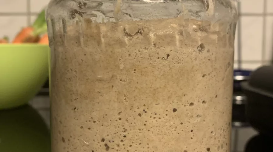 Was ist der Unterschied zwischen Sauerteig und Anstellgut? 1 Das Anstellgut ist ein Rest Sauerteig, der nicht mit verbacken, sondern zur späteren Verwendung aufbewahrt wird