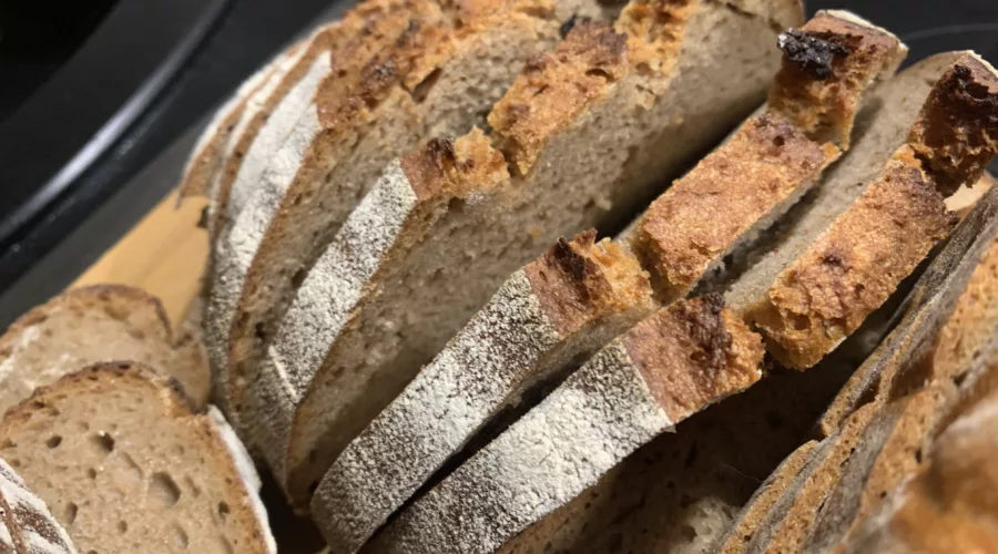 Kann man Hefe durch Sauerteig ersetzen? 1 Geschnitten Brot mit Sauerteig
