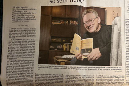 Knut mit Knuts Dresdner Stollenbuch in der Sächsischen Zeitung
