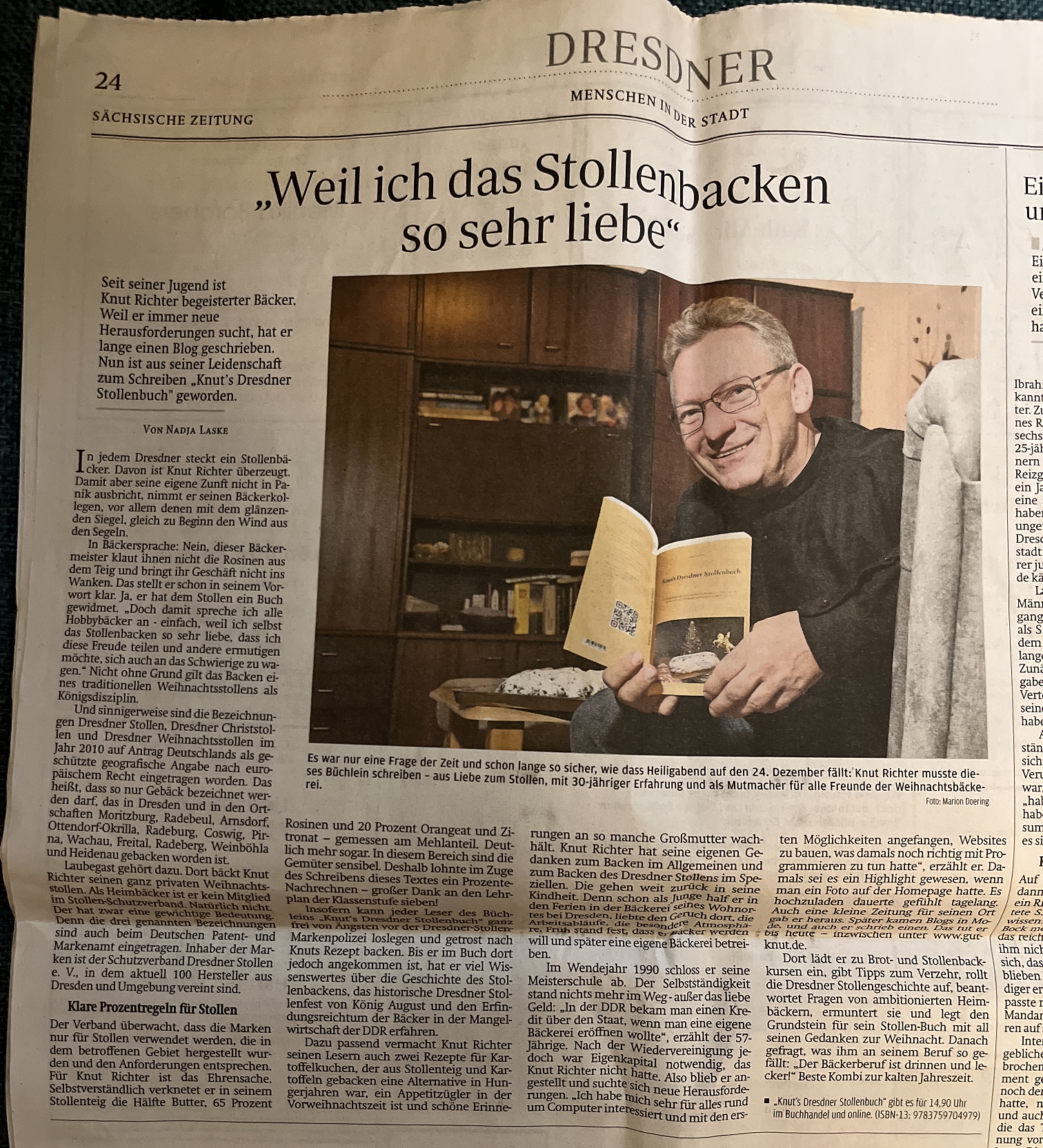 Knut mit Knuts Dresdner Stollenbuch in der Sächsischen Zeitung