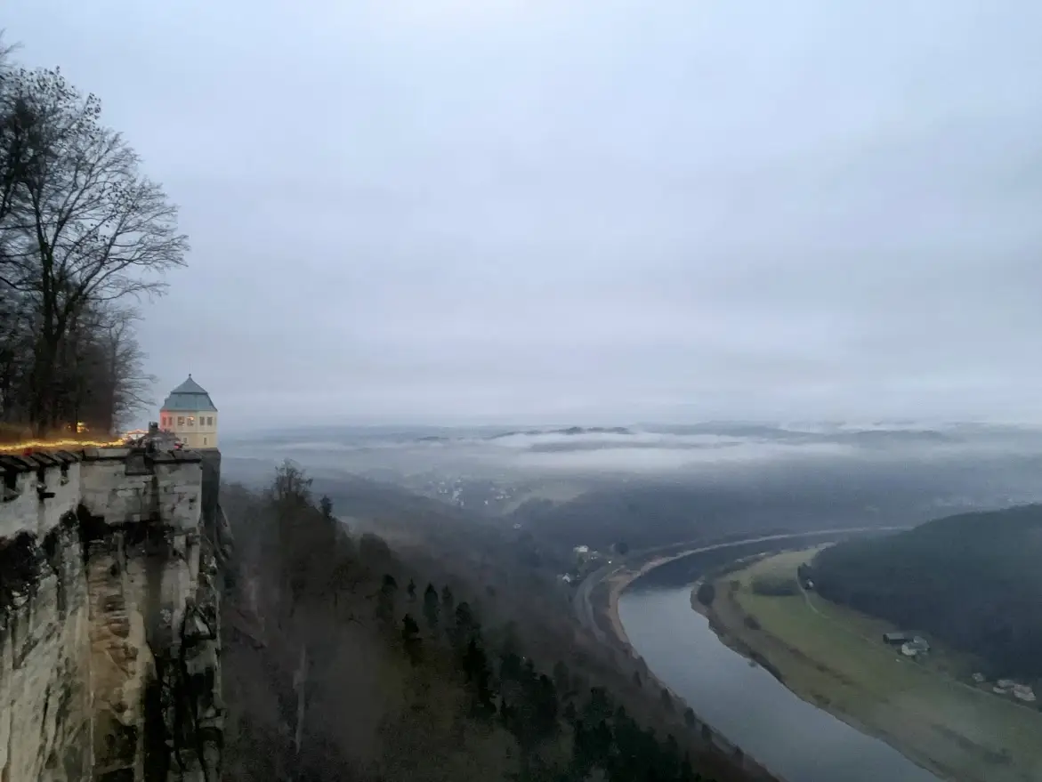 Öffnungszeiten der Dresdner Weihnachtsmärkte 2026 4 Blick von der weihnachtlichen Festung