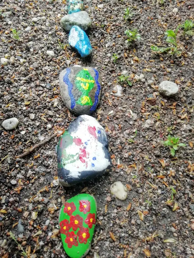 Land-Art als Mikroabenteuer - Kunst mit der Natur 6 Land Art zu gestalten ist ein super Mikroabenteuer und kann ganz verschieden aussehen. Hier ein Hase aus Laub und Tannenzapfen, dort ein Bild am Strand aus Muscheln und Steinen, verziert mit Strandholz oder ein Mandala aus Gräsern und Blüten. Land-Art verwendet Naturmaterialien (Blätter, Äste, Steine u. a.), die gesammelt und angeordnet werden um ein kleines Kunstwerk in der Natur zu erschaffen.