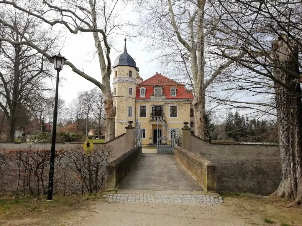 Eingang zum Hermsdorfer Schlosspark und Schloss