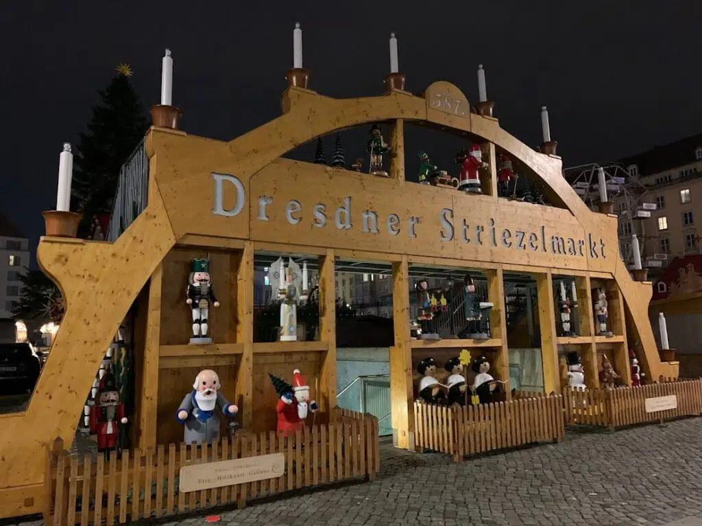 Der Lockdown und die Angst 2 Hier in diesem Beitrag findet ihr meine letzten Bilder vom Dresdner Striezelmarkt 2021, der nun nicht eröffnet wird. Als ich am letzten Donnerstag dort war, war der Aufbau in den letzten Zügen und alles fast fertig. Doch alle Mühe war umsonst. Denn Sachsens Landesregierung hat den nächsten Lockdown verkündet. So weit so schlecht.