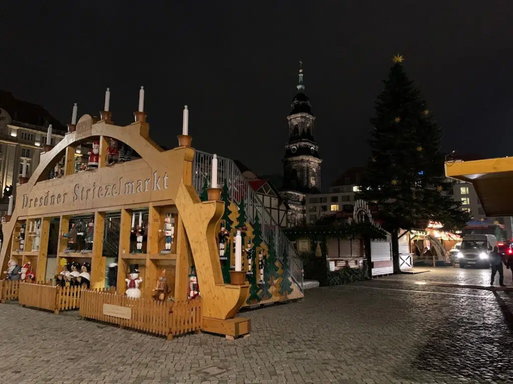 Mit dem Lockdown in Sachsen verhindert die Sächsische Landesregierung die Weihnachtsmärkte. Gier ein Bild vom aufgebauten Dresdner Striezelmarkt.