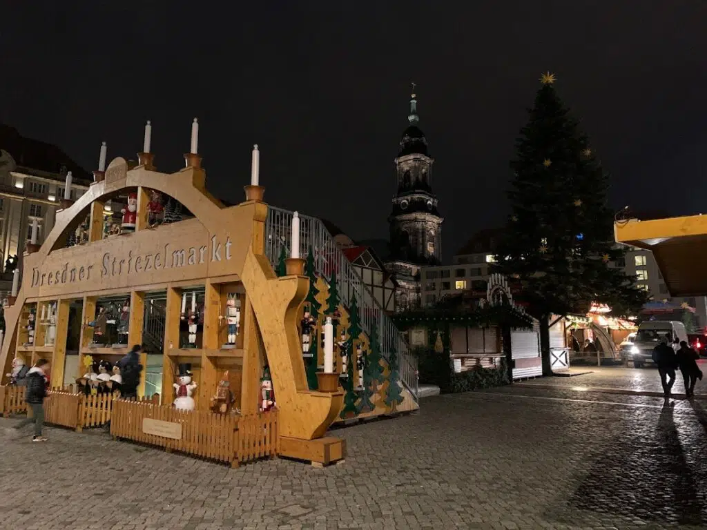 Nicht eröffneter Weihnachtsmarkt bei Dunkelheit
